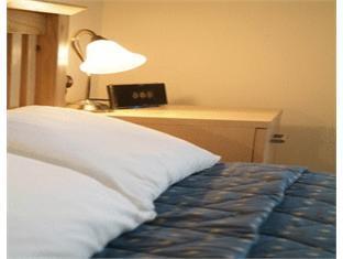 Gatwick House Otel Horley Dış mekan fotoğraf